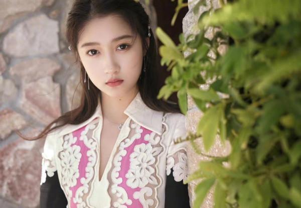 關曉彤“胖”成大媽罕見翻車!穿緊身裙氣質差,和娜扎同臺真尷尬 關曉彤“胖”成大媽罕見翻車!穿緊身裙氣質差,和娜扎同臺真尷尬