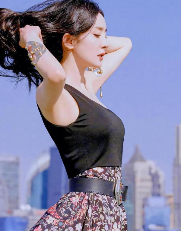 楊冪時尚感真的太絕了,黑色單肩上衣搭配花色裙裝,潮流中不乏魅力