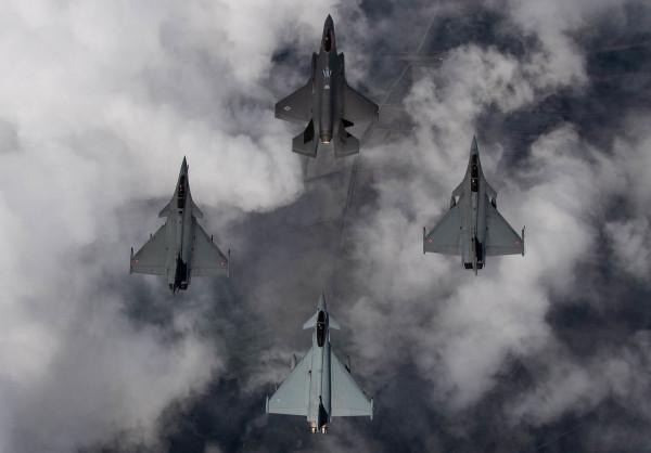 海軍艦載機的主力，殲-15為何沒有換新航發，這項技術是關鍵