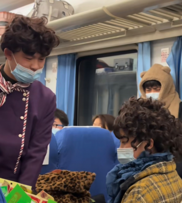 貴州網紅曉凡凡再次出圈，一個人演繹春運，網友：看完之後想家了