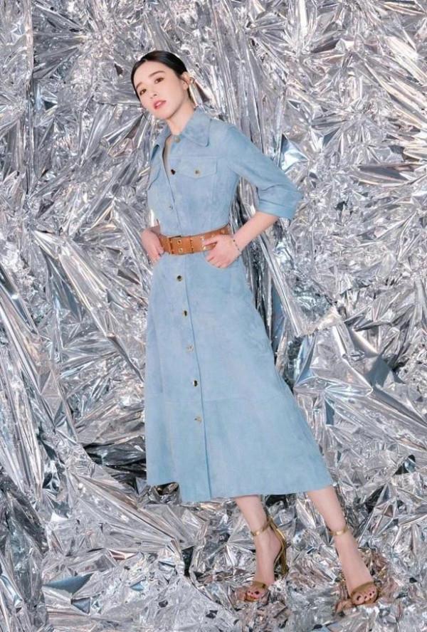 闞清子不得了，竟把高跟鞋穿出了平底鞋的感覺，果然不一般