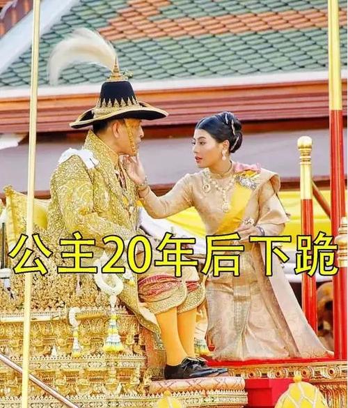 花心泰王也有孝順一面:外出和母親十指緊扣,彎腰給普密蓬扣衣服 花心泰王也有孝順一面:外出和母親十指緊扣,彎腰給普密蓬扣衣服