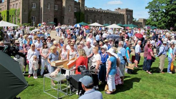 BBC著名《鑑寶》欄目出現西遊記情節：首飾由死者毛髮製作而成