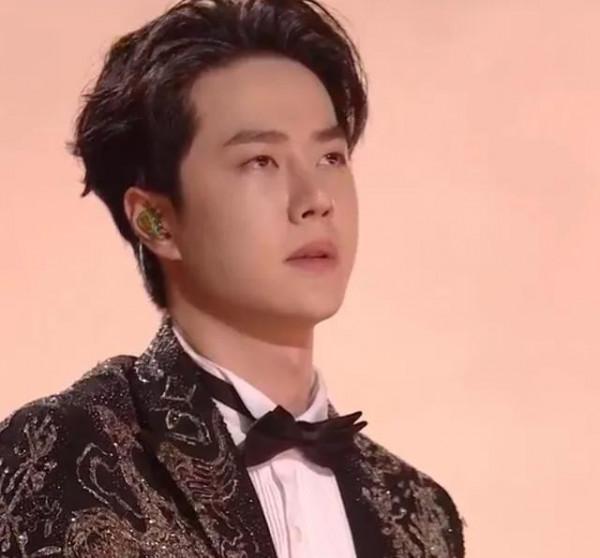 湖南衛視跨年：新人主持全部翻車，龔俊自嘲動作大，王一博發胖