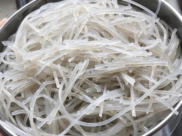 粉條一炒就成團？難看難吃，大廚教你3個小技巧，根根分明不糊鍋