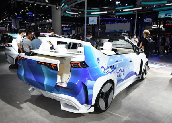 這臺AION Y一箭雙鵰：既能比比賽道，又能開敞篷拉風！