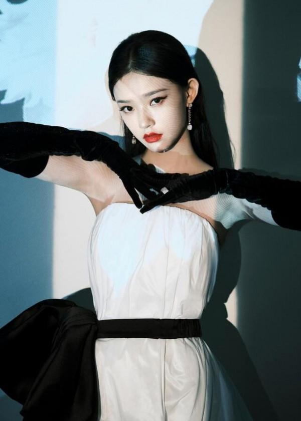 林允“赫本造型”出席活動，穿抹胸裙戴長手套，還真有幾分像
