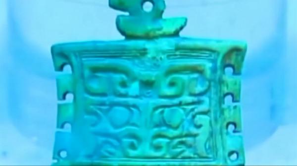 沉睡三千年的大墓重現人間，陪葬品極盡奢華，墓主身份令專家肅穆