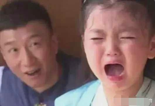 阿拉蕾：4歲賺錢養弟弟，在沒愛的環境帶淚成長，懂事得讓人心疼