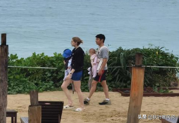 撒貝南一家四口遊玩，被人拍下曬出，那場面溫馨且唯美