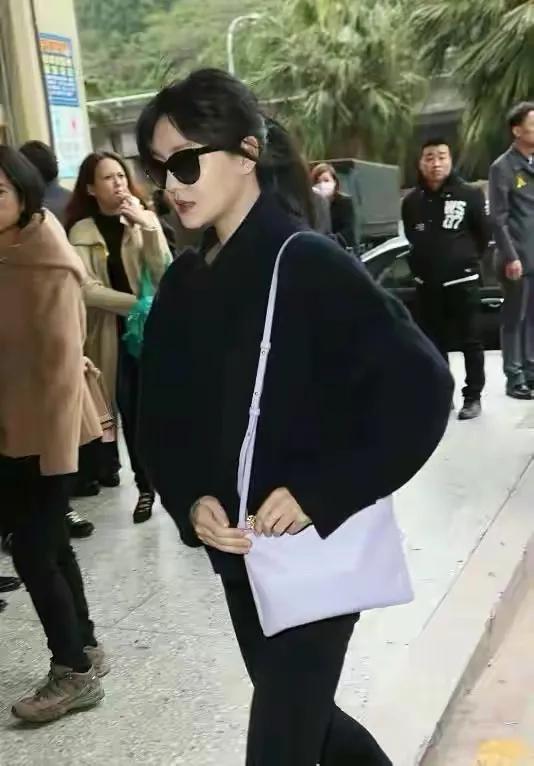 大s罕露面！穿黑衣戴墨鏡雙手合十表情嚴肅，換新發型嫩出新高度