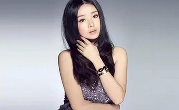 前江西首富欠下700億，套現61億帶女星出逃，父親受打擊因病去世