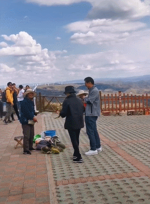 老戲骨到底多接地氣：馮鞏街上蹬三輪車，周潤發小吃店只點一碗麵
