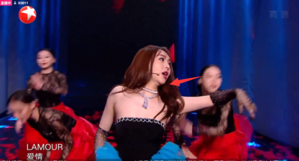 東方衛視跨年：54歲周慧敏狀態好，黃渤大跳迪斯科，沈騰搞笑出場