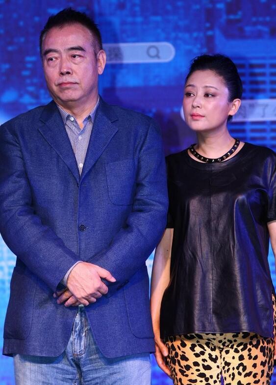 53歲陳紅一改優雅路線！穿皮衣配豹紋褲又拽又酷，氣場蓋過陳凱歌