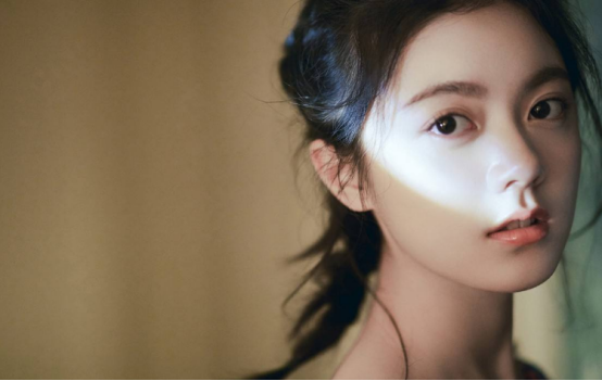 趙今麥不是明豔動人的那種，而是比較乾淨可愛的，很瘦很白