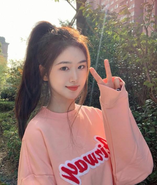 2021年這6種“扎發”火了，圓臉方臉都適合，別傻傻散著頭髮了