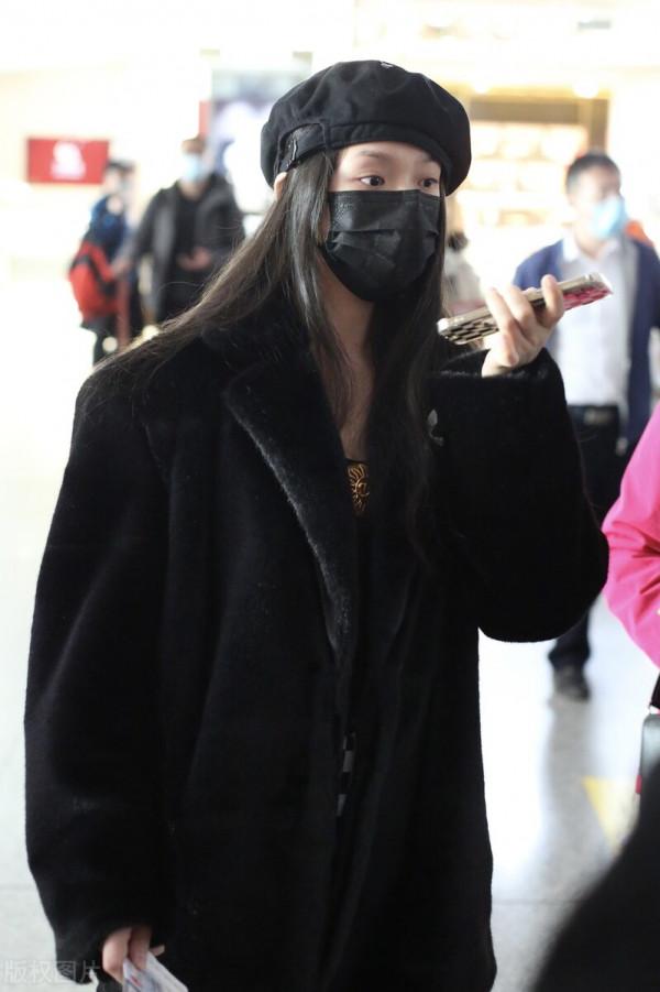 街拍：林允黑色毛絨大衣+白色直筒褲+貝雷帽極簡柔美