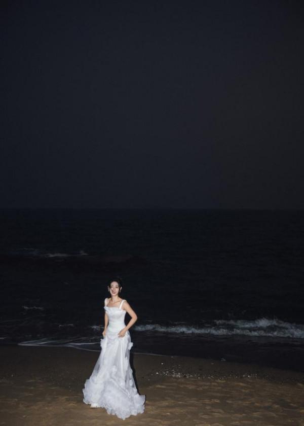 邢菲出席金雞獎閉幕式，穿小白裙如仙女下凡，157的身高比例真好