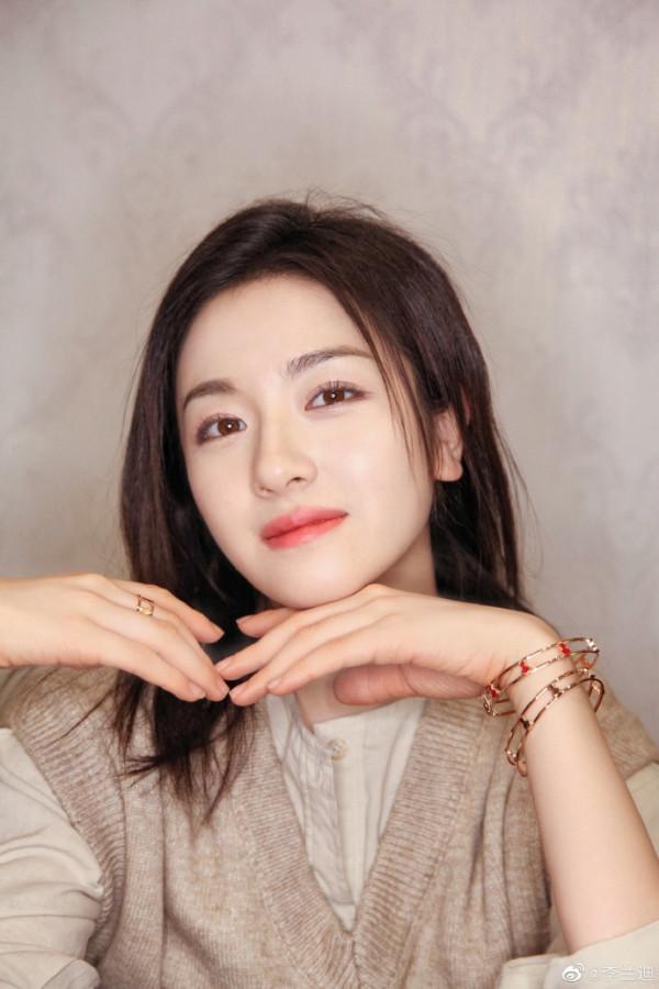 元氣開年裝：魯照華的陽光紅，周也的小腦斧，吳佳怡的仙女服