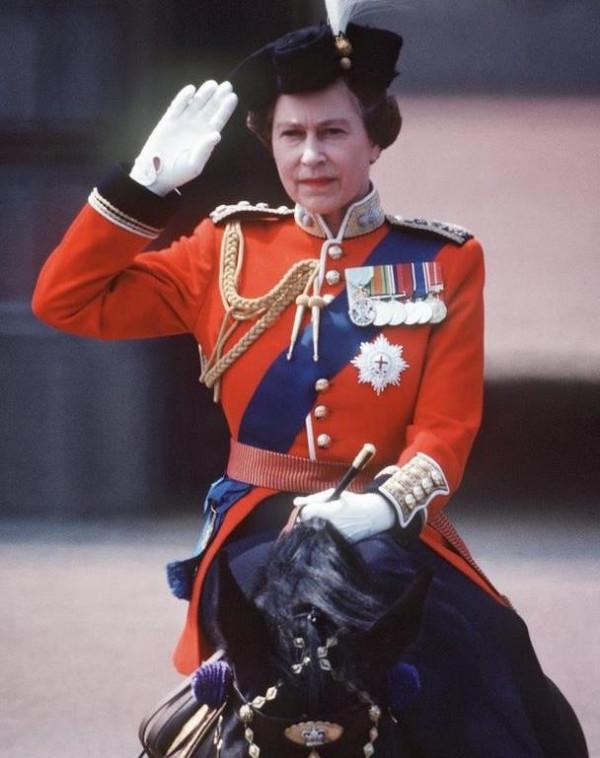 1981年，55歲的英女王側身騎馬英姿颯爽，被一名17歲少年射了6槍