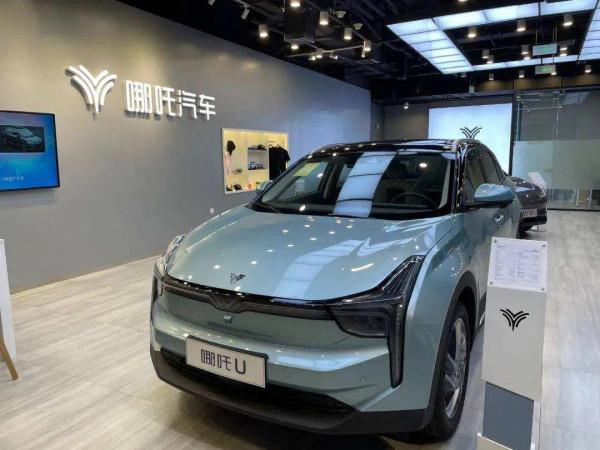 電動車越卷，王健林越嗨，接著奏樂，接著舞