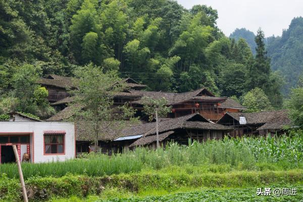 酉陽紅石溪，一座傳統而又美麗的土家山寨，以石頭呈紅色而得名