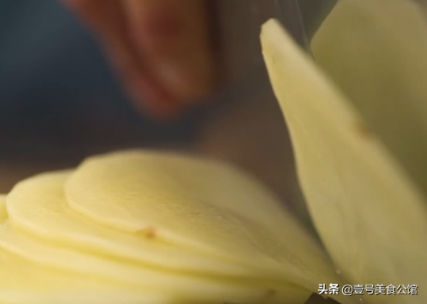 分享一款土豆片烤龍利魚，搭配多樣食蔬，鮮嫩味美，家人都愛吃