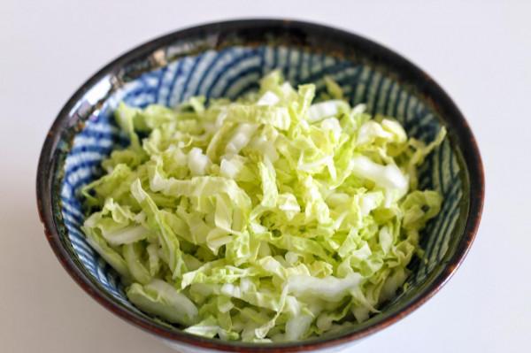 天冷不知道吃什麼，就煮這碗快手面，酸爽開胃，吃著真痛快