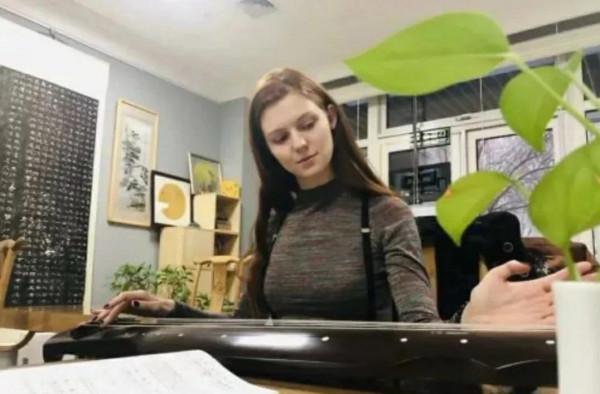 法國女孩因為一張照片愛上中國，直言自己上輩子可能是中國人