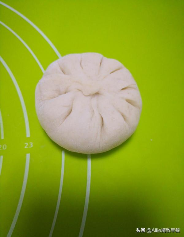 蒸包子吃膩了試試烤包子吧，外酥裡軟又多汁，搭配蘿蔔湯，助消化