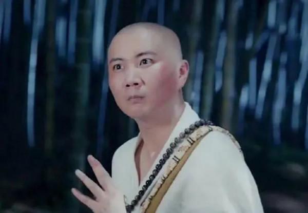 朱元璋偶遇六個道姑追打和尚，探查之後怒道：和尚殺頭，道姑進宮