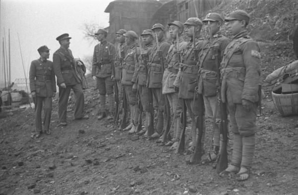 遠征軍營長和美軍教官比賽打槍，營長打出了49環的成績，教官折服