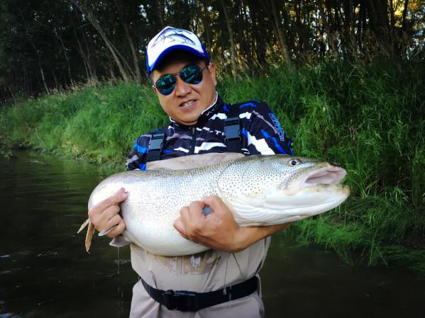 你釣到過最大的魚有多大?20斤?對我來說那叫魚餌 你釣到過最大的魚有多大?20斤?對我來說那叫魚餌