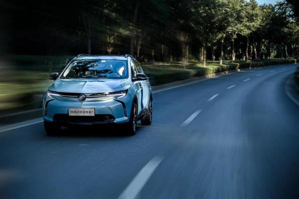 20萬以內最平順最好開的純電SUV，試駕別克微藍7