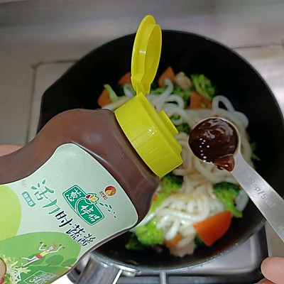 這道蔬菜炒烏冬麵一上桌，我的筷子就沒停過