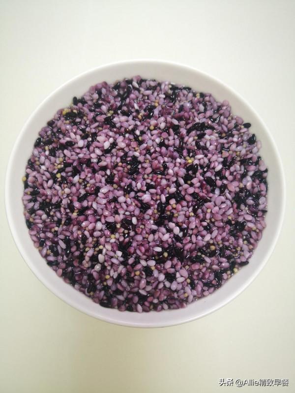 八寶飯的升級版，用雜糧搭配這幾樣，香甜軟糯又飽腹，成品真好看