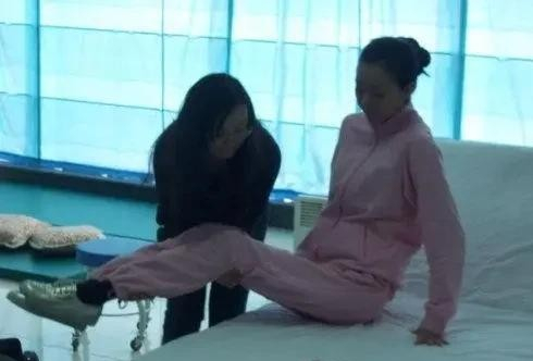 一秒之差從奧運舞臺摔落，終身殘疾，張藝謀愧疚一生的女人還好嗎