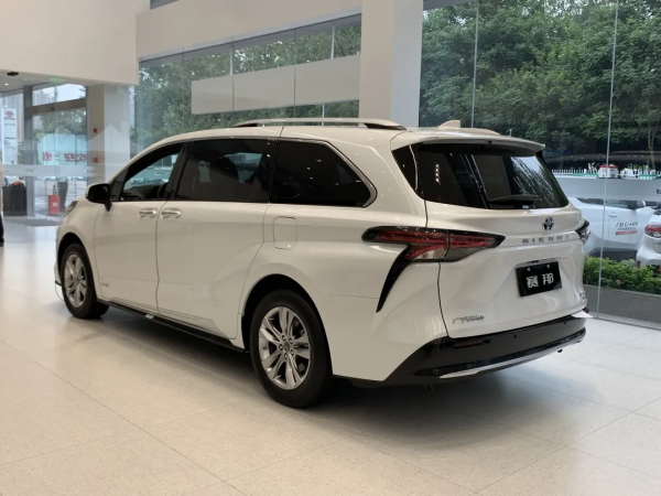 用賓士C級的價格，買這麼大一輛MPV，你說賽那值不值？