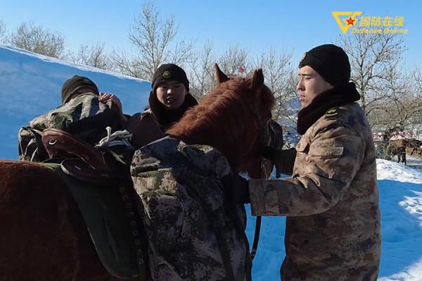 軍馬馱運 年貨送到邊防哨所