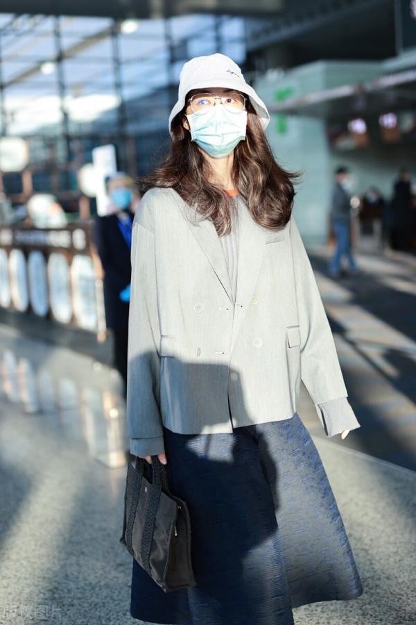 韓雪穿灰色西裝搭配闊腿褲,手提托特包寬鬆舒適 韓雪穿灰色西裝搭配闊腿褲,手提托特包寬鬆舒適