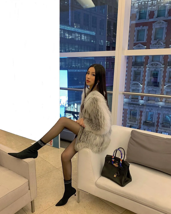 又一位坐在詹姆斯旁邊的女球迷火了，網友調侃：是你影響了蘭德爾