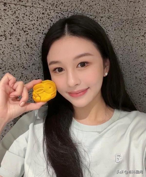 邱淑貞女兒曬近照,長髮披肩淡妝出鏡氣質清純,穿白T仍難掩美貌 邱淑貞女兒曬近照,長髮披肩淡妝出鏡氣質清純,穿白T仍難掩美貌