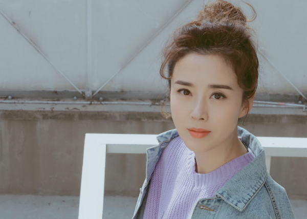 43歲顏丹晨挺大孕肚游泳！動作緩慢腰肢纖細，老公身份至今成謎