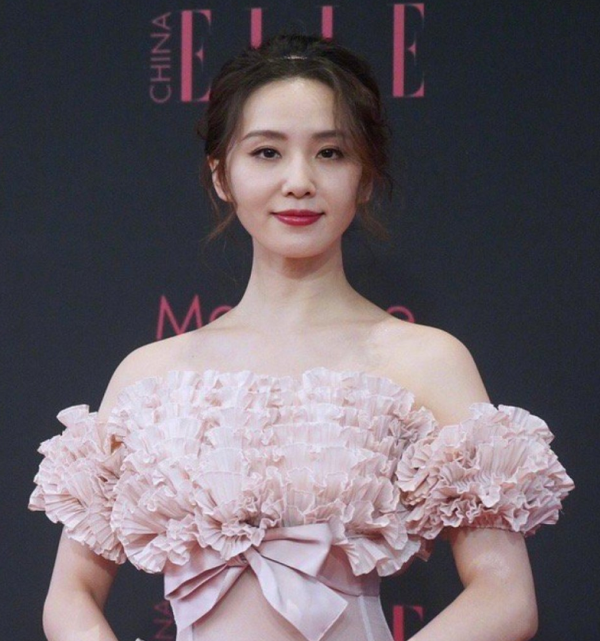 放大看ELLE紅毯：造型師下線，唐嫣髮型顯厚重，楊冪妝容太顯老