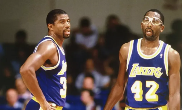 31年前,休斯敦女警,抓到了一條NBA大魚,這位球員誰還認識? 31年前,休斯敦女警,抓到了一條NBA大魚,這位球員誰還認識?