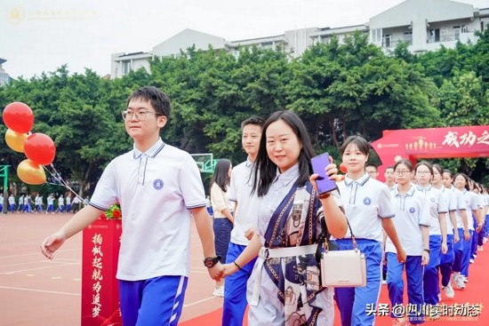 石室雙楠舉行2019級初三啟動儀式 吹響中考“集結號”