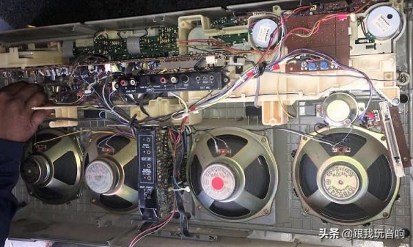 80年代夏普推出的行動式音響，4波段立體聲收音機盒式錄音機