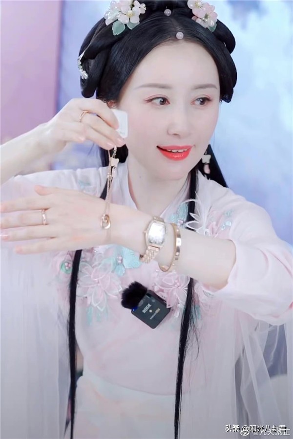 舒暢轉型直播獲成功，“嫦娥”造型驚豔觀眾，帶貨成績讓人羨慕