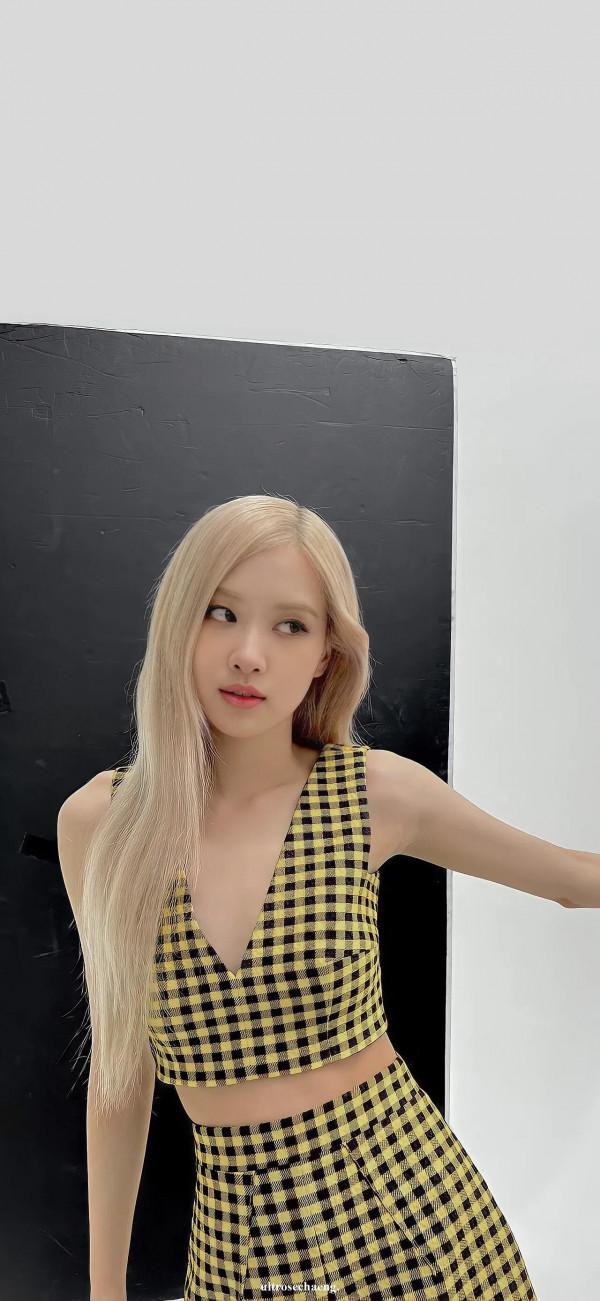 BLACKPINK樸彩英舞臺定妝造勢，金髮女郎魅力四射